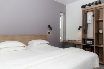 Doppelbett und Schrank