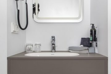Waschkommode mit Waschbecken und Spiegel