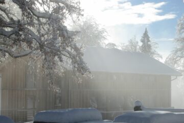 Zarter Nebel am beschneiten Haus