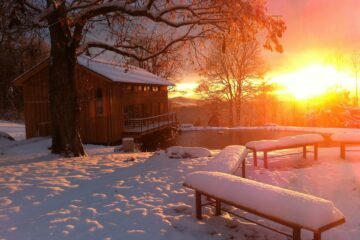 Sonnenuntergang am beschneiten Weiher