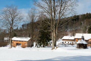 Häuser mit Kapelle im Schnee