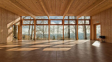 Seminarraum mit Holz und Fensterfront