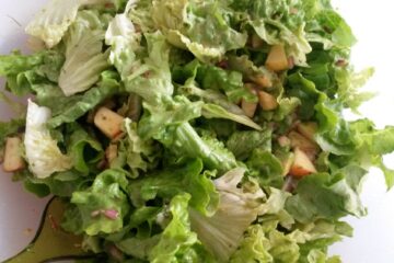 Salat mit Äpfeln und Dressing