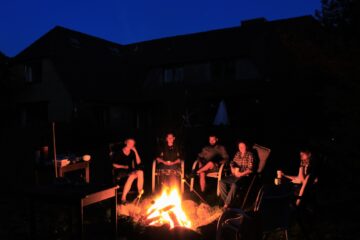 Gruppe am Lagerfeuer