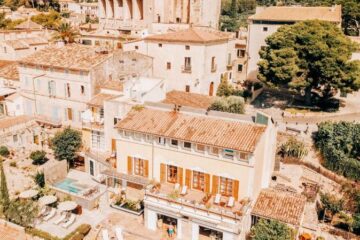 Finca und Pool inmitten des Dorfes