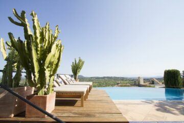 Liegen am Pool