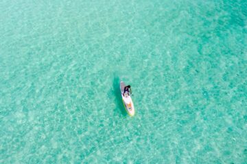 Mann auf SUP im Meer