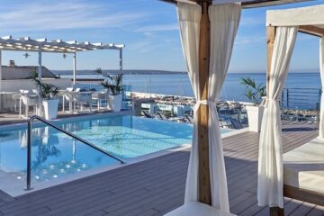 Pool und Daybeds am Meer