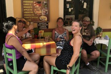 Gruppe sitzt am Tisch in Cafe