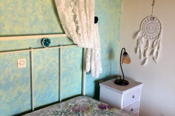 Türkise Wand mit Raumfänger und Blumenmatratze