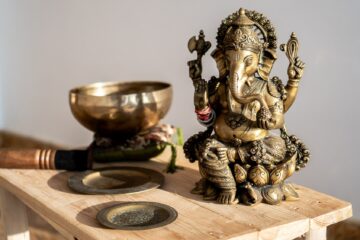 Ganesha-Figur und Klangschale