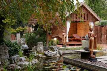 Buddhas am Teich und Gartenhaus