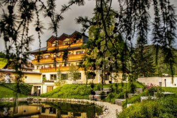 Außenansicht Hotel und Park