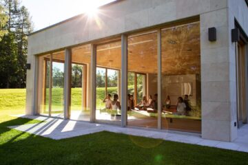 verglaster Yoga-Cube auf Wiese