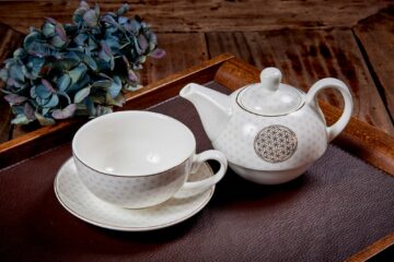 Tasse und Teekanne mit Blume-des-Lebens-Design