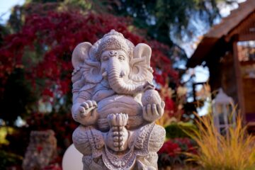 Ganesha-Statue aus Stein im Park