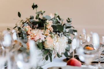 Blumenbouquet auf Tisch