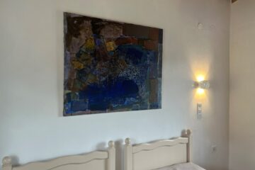 Betten mit Gemälde an der Wand