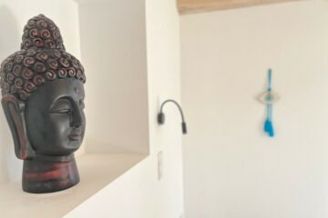 Buddha Kopf in weißer Nische