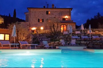 Beleuchtetes Haus und Pool