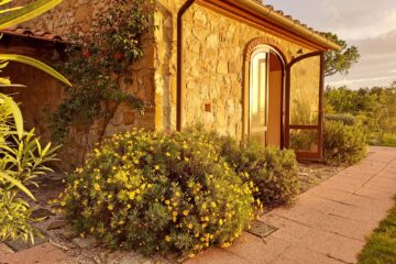Sonne scheint golden auf Steinhaus