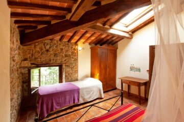 Zimmer mit Holz, Stein und Liege
