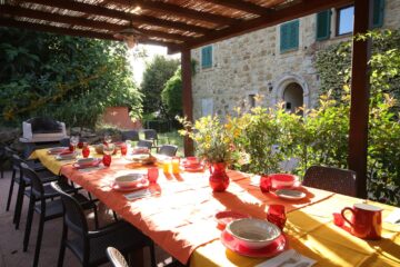 Mit orangenen und gelben Tischdecken gedeckter Tisch