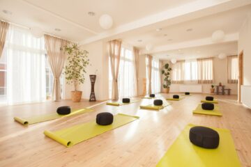 Yogaraum mit gelben Yogamatten