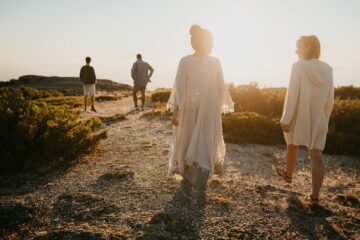 Gruppe spaziert zusammen