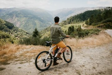 Mann mit Mountain Bike am Pass