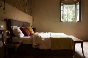Bett in einfachem Raum