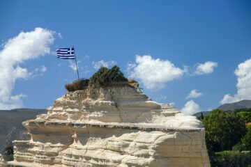 Griechische Flagge auf weißem Fels