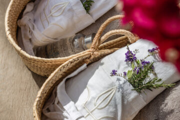 Körbe mit Handtuch, Lotion, Tuch und Lavendel