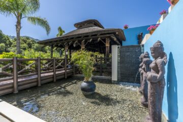 Teich und Wasserpaneele mit Statuen