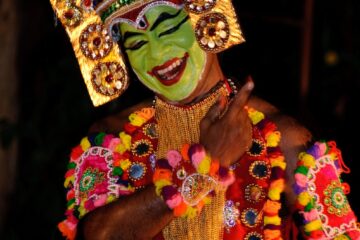 Mann mit Maske und Kostüm beim Tanz
