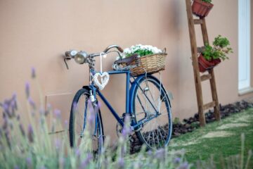 Altes Fahrrad mit Herz und Blumenkorb