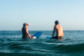 Salz im Haar: Yoga-Surf-Retreat mit Kajak & SUP an der Algarve – Bild 5