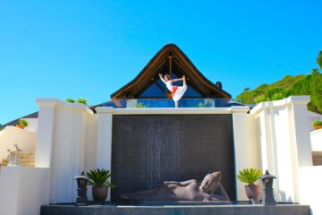 Liegender Buddha vor Wasserwand