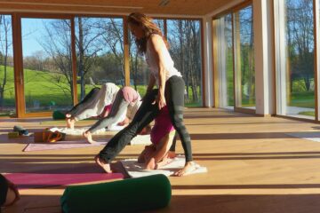 Yogagruppe mit Trainerin