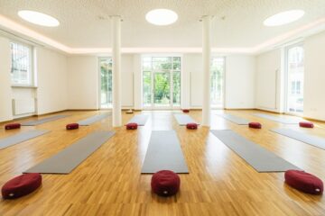 Yogaraum mit Matten und Kissen