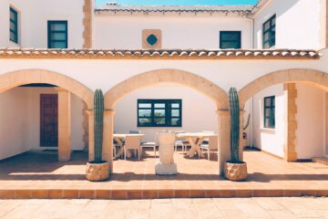 Terrasse der Finka mit Kakteen