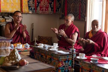Mönche Ladakh in Tracht beim Tee