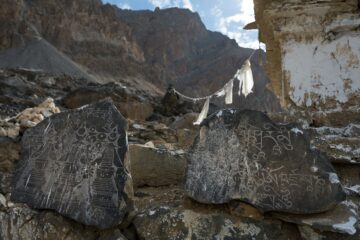 Steine mit Inschriften mitten im Gebirge