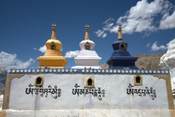Tempel mit drei Türmen in Gelb, weiß und blau