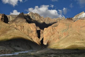 Von Sonne beleuchtende Berge und Schatten