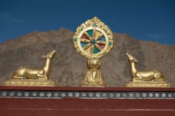 Goldene heilige Symbole auf dem Dach