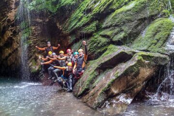 Gruppe mit Helmen nach dem Canyoning