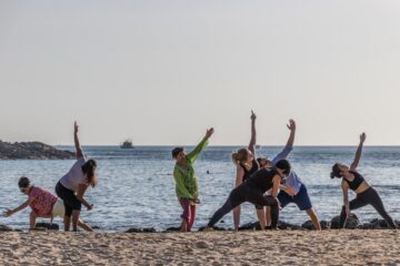 Gruppe bewegt sich am Strand