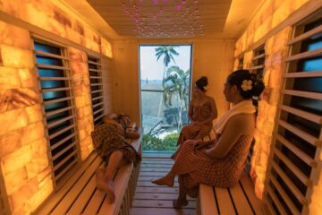 Frauen sitzen in der Sauna