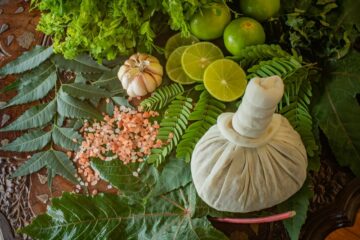 Kräuterstempel und Limetten, Knoblauch und Salz